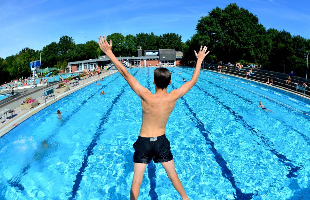 In NRW wurde es für einen Jugendlichen nach einem Freibad-Besuch richtig gefährlich. (Symbolbild)