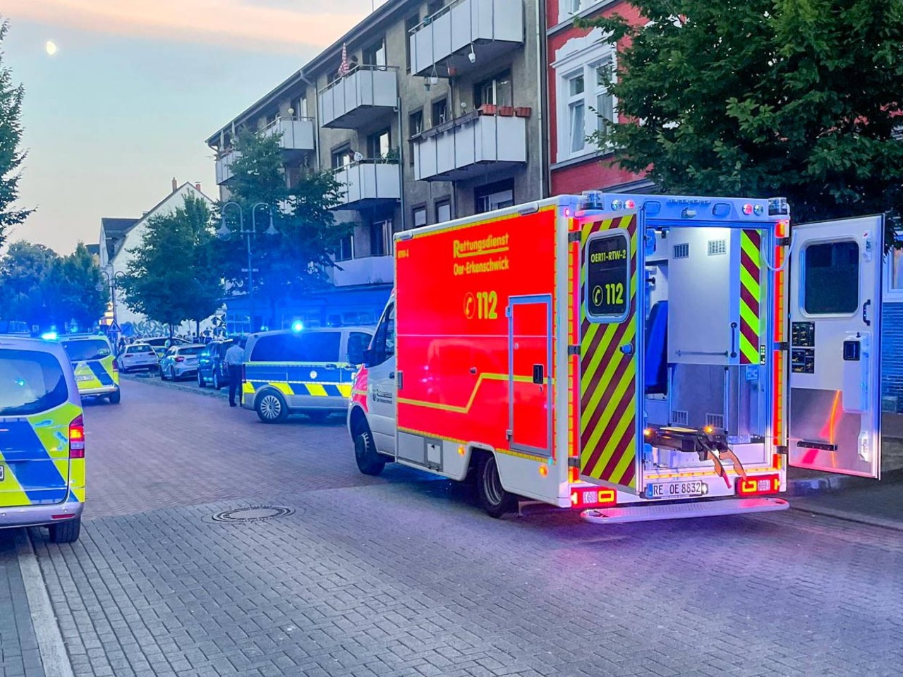 In Oer-Erkenschwick führte wohl häusliche Gewalt zu einem Polizeieinsatz. Ein Mann starb bei dem Einsatz. Rund 150 Gaffer hatten sich an der Einsatzstelle versammelt. 