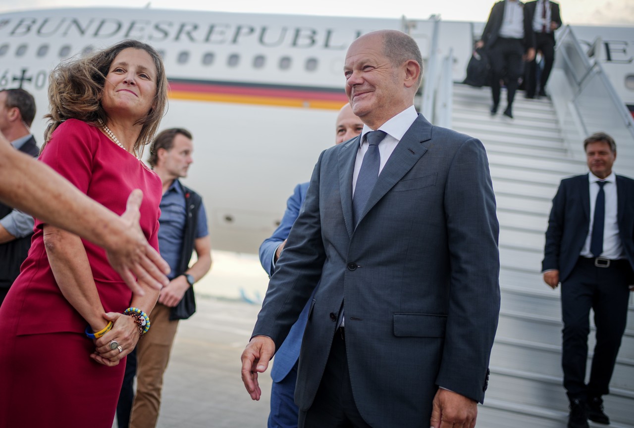 Scholz und Habeck ohne Maske im Regierungsflieger.