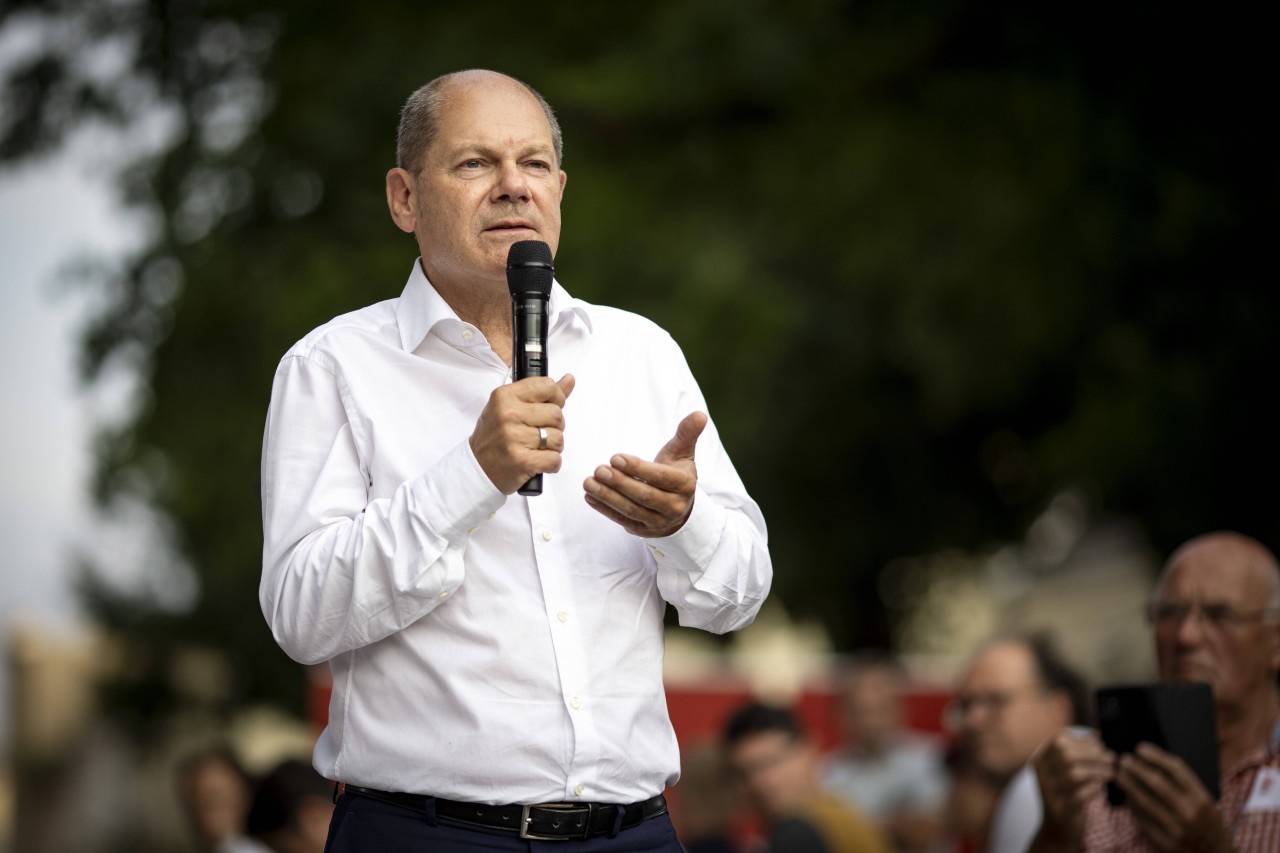 Olaf Scholz wird während eines öffentlichen Auftritts in Neuruppin böse angegangen.