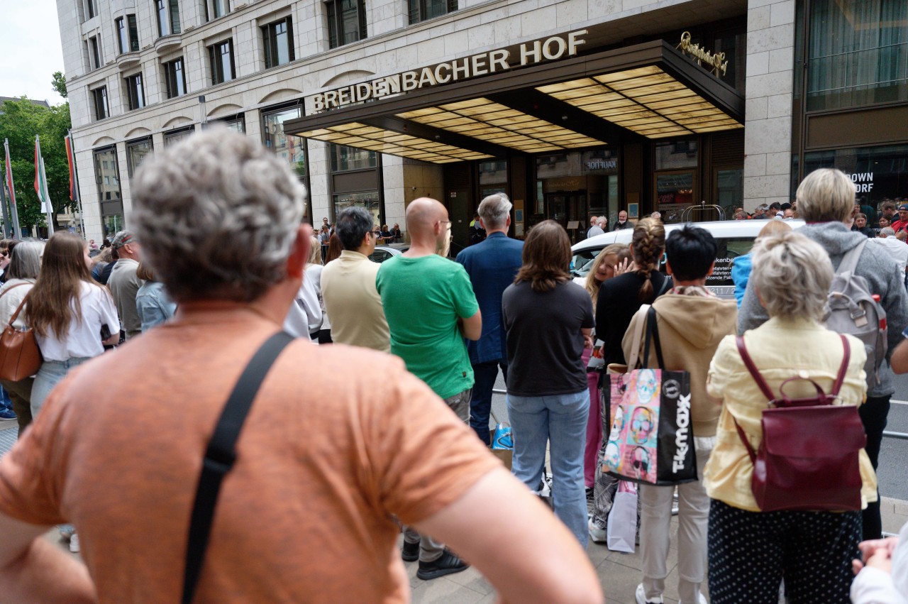 Rolling-Stones-Fans warten vor dem Breidenbacher Hof auf ihre Idole.