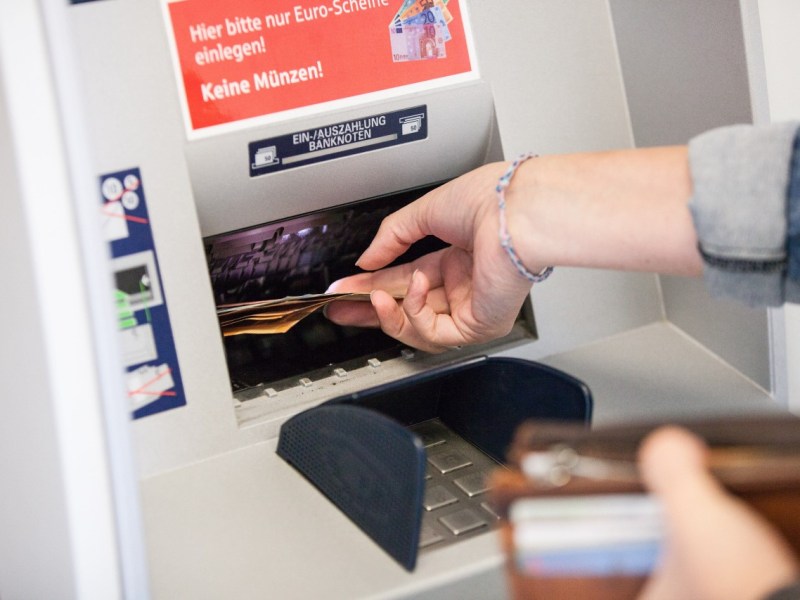 Sparkasse, Deutsche Bank und Co.: Vorsicht beim Geldabheben! (Symbolfoto)