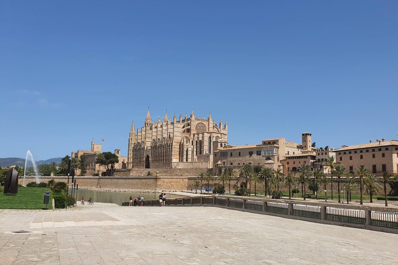 Wer Urlaub auf Mallorca macht, unternimmt auch gerne einen Ausflug in die Stadt. (Symbolbild)