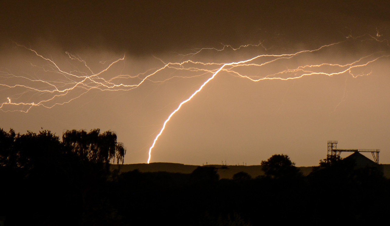 Wetter: In NRW drohen zum Ende der Woche Unwetter mit Gewitter und Starkregen. (Symbolbild)