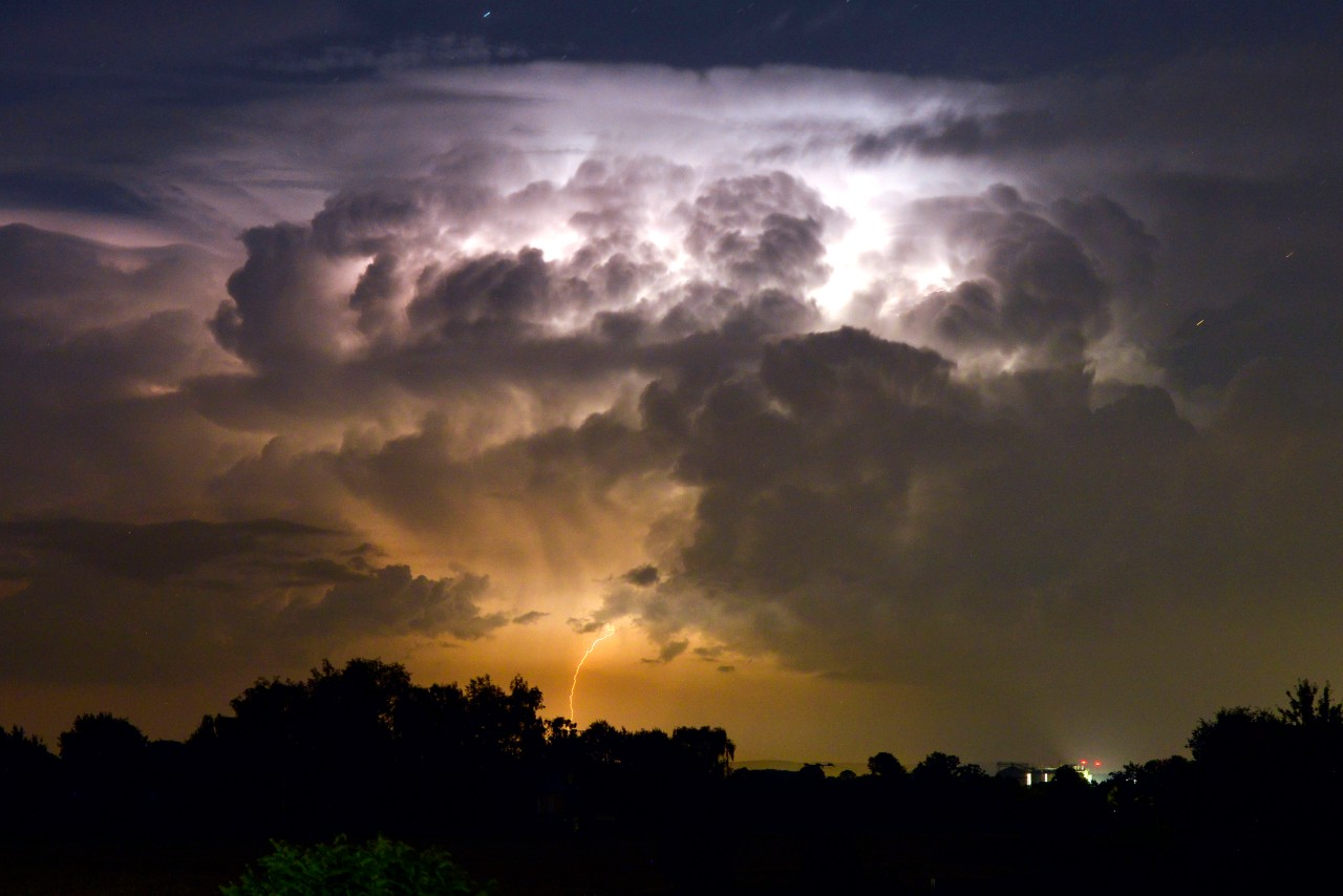 Wetter in NRW: Die letzten Gewitter ziehen ab - dann wird es heiß! (Symbolbild)