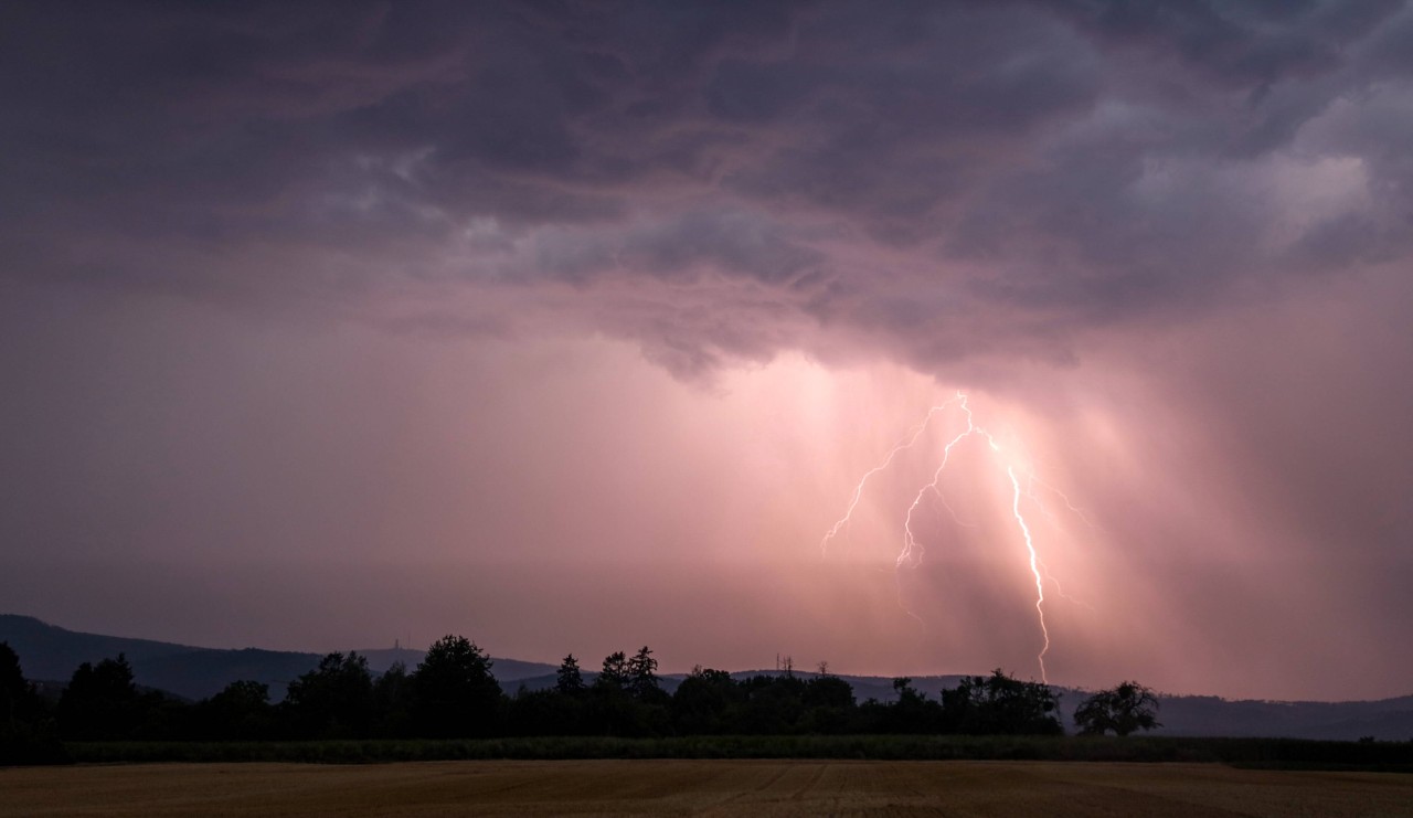 Das Wetter in NRW nimmt zum Wochenende hin ordentlich an Fahrt auf. (Symbolbild)