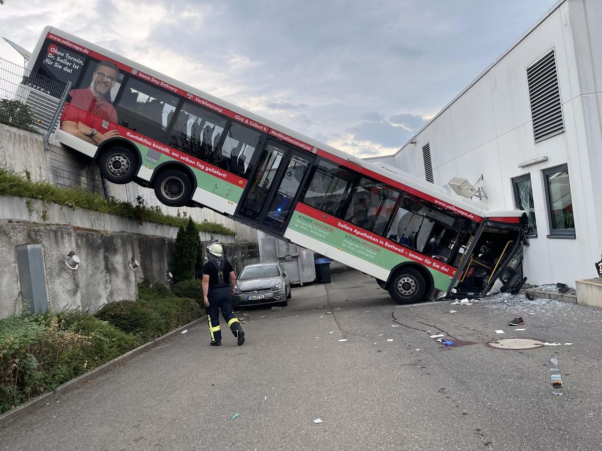 Aldi: Bus kracht in Filiale. Mehrere Personen verletzt.