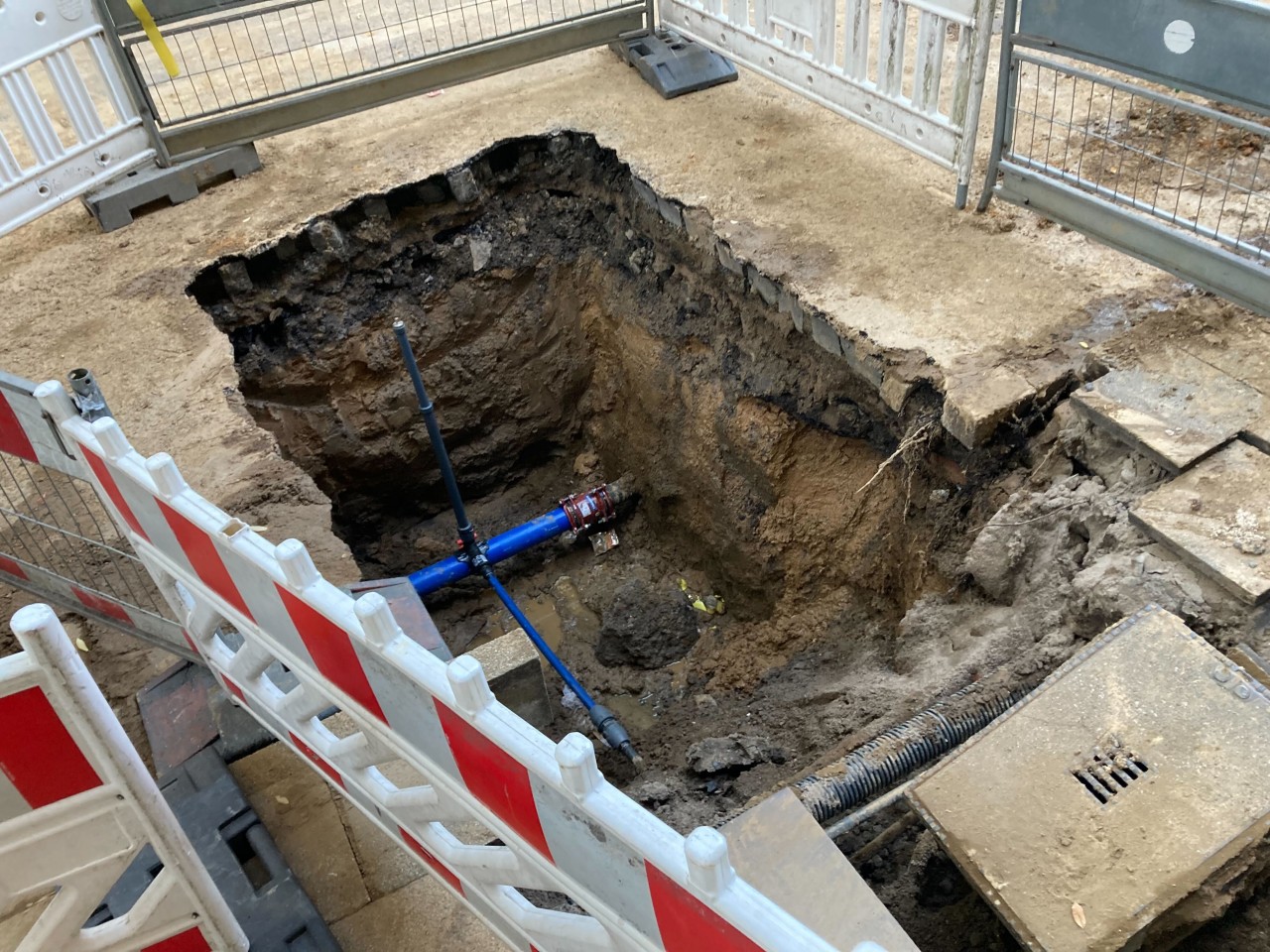 Wegen eines Rohrbruchs sackte ein Teil der Breslauer Straße ein wenig ab. Der Bereich musste schließlich ganz geöffnet werden, um an die geborstene Leitung zu kommen. 