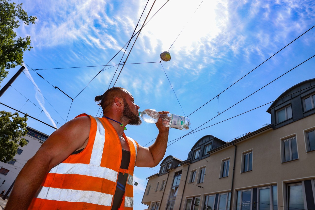 Wetter: Bei der Hitze zu schnell kaltes Wasser zu trinken kann gefährlich sein. (Symbolbild)