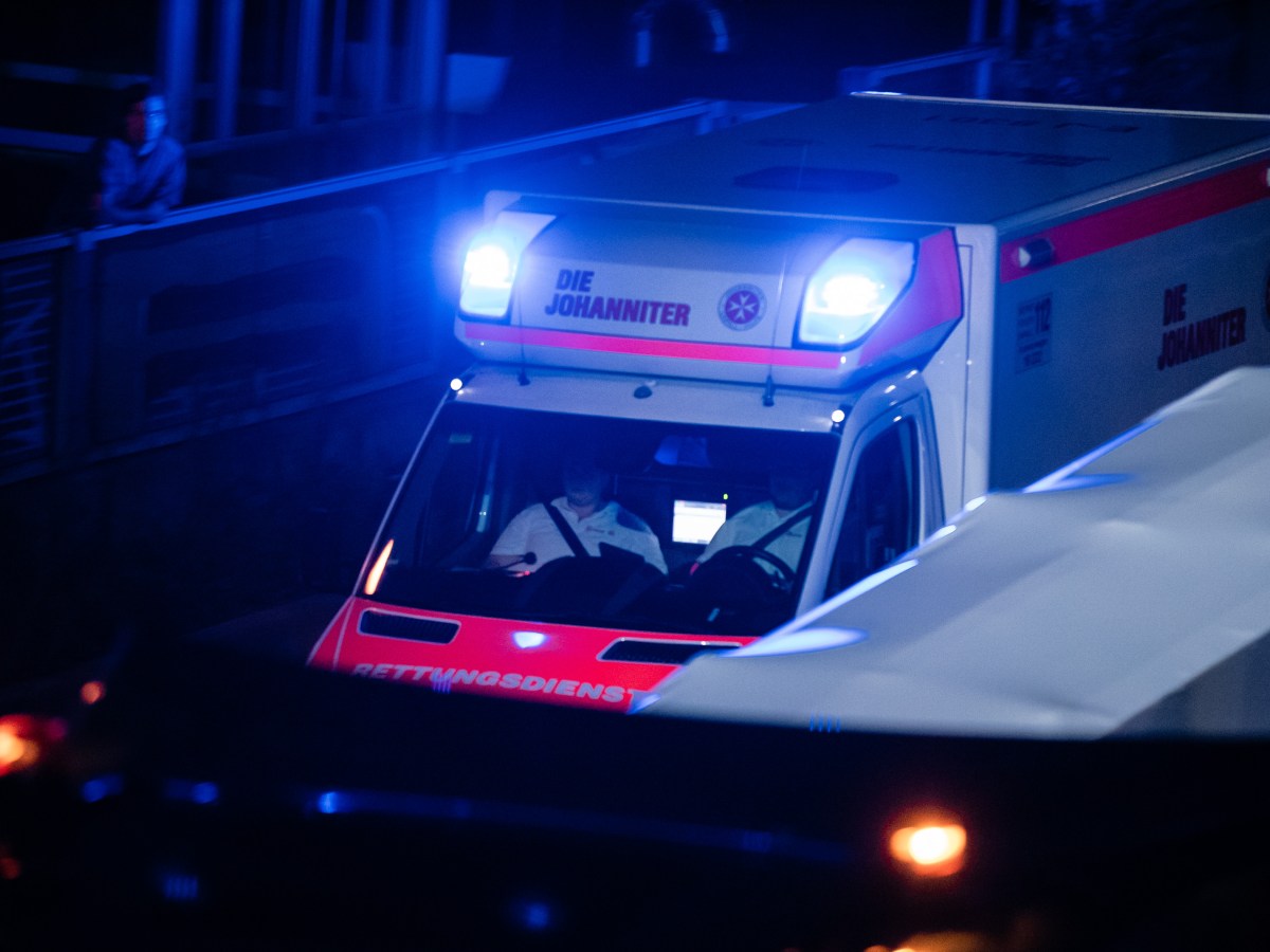 Ein Rettungswagen fÃ¤hrt bei Nacht Ã¼ber die A40.