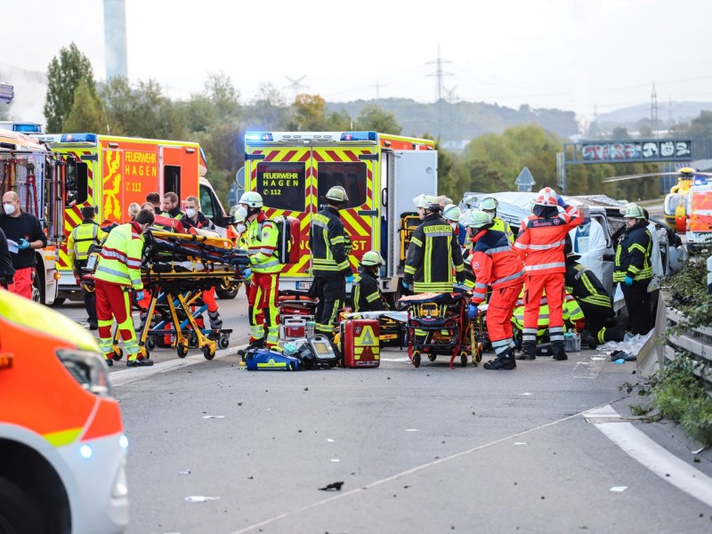 Rettungskräfte sind auf der A1 in NRW im Einsatz.
