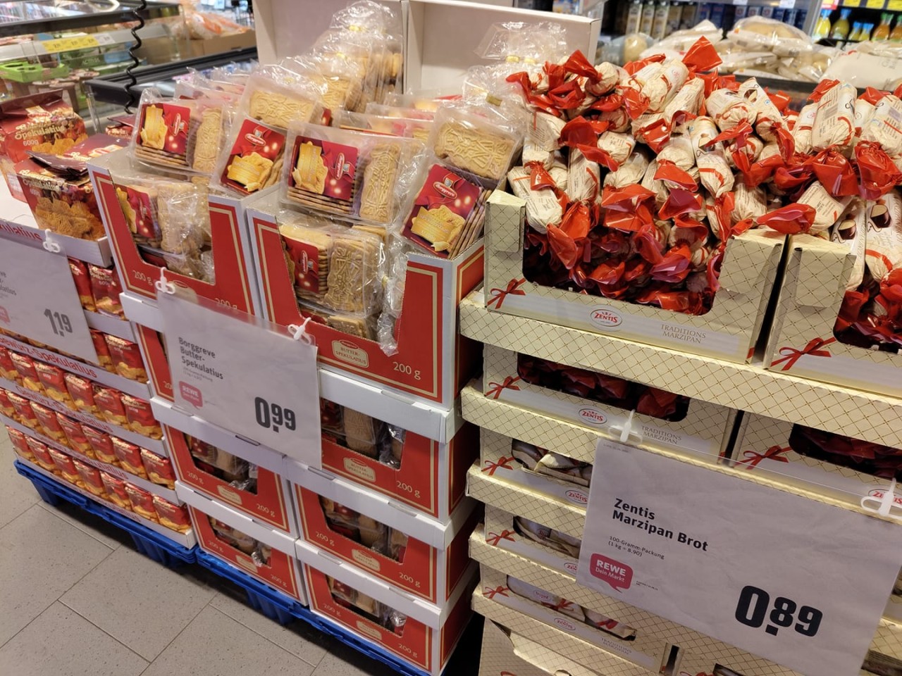 Auch Rewe lässt die Weihnachtsglocken schon läuten.