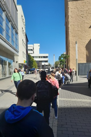 In Dortmund standen die Menschen am Donnerstag Schlange für ihre neuen Bahntickets.