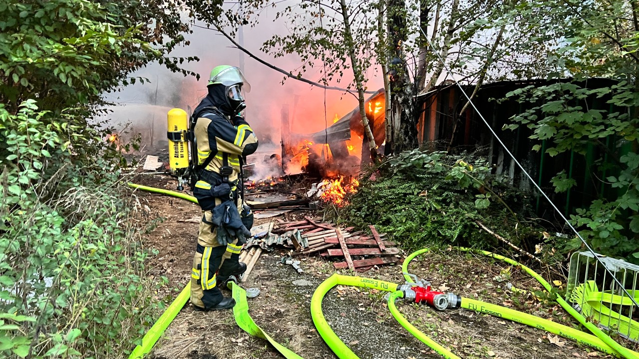 In Essen sind Baracken auf einem alten Bahn-Gelände in Flammen aufgegangen.