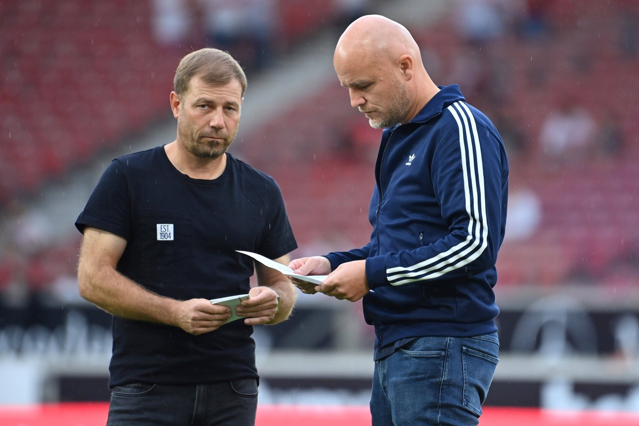 FC Schalke 04: Rouven Schröder (r.) hat großes Vertrauen in Cheftrainer Frank Kramer.