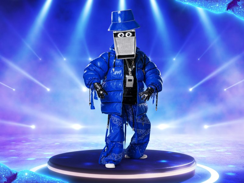 Die Pfeife tritt im coolen HipHop-Outfit als vierte 