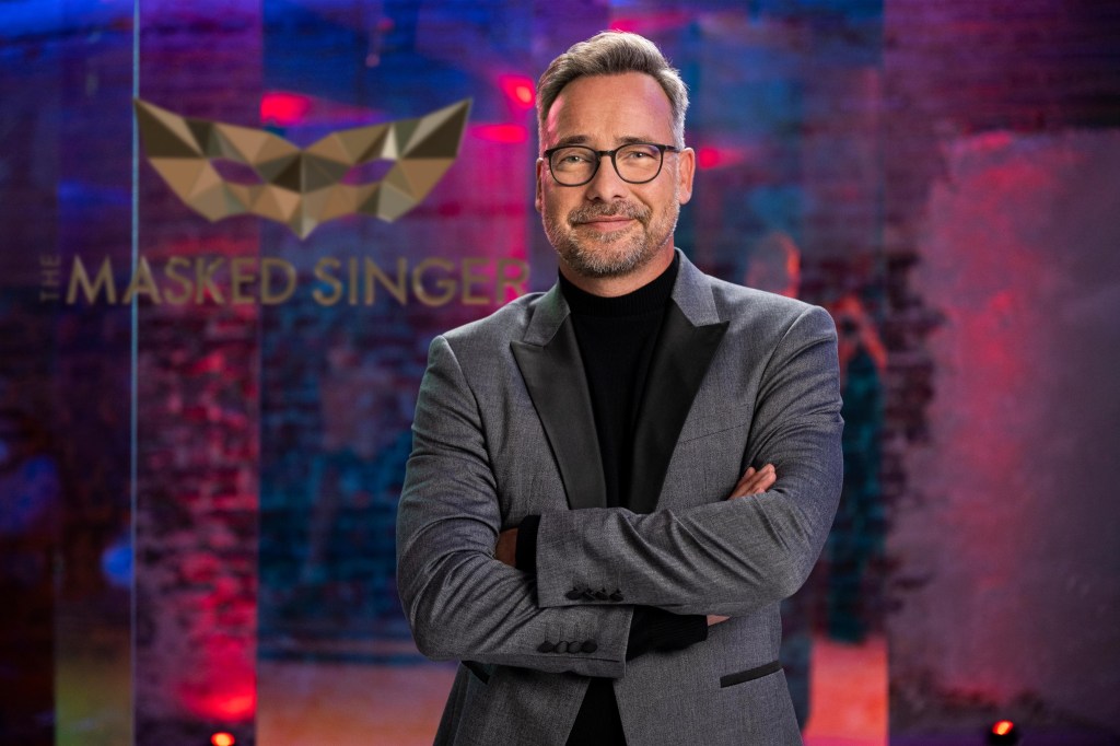 Matthias Opdenhövel steht auf der "The Masked Singer"-Bühne.