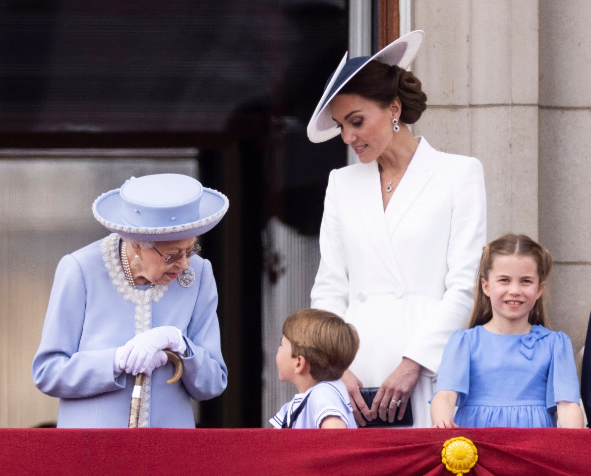 Queen Elizabeth II. zusammen mit Kate Middleton, Prinz Louis und Prinzessin Charlotte (Archivfoto).