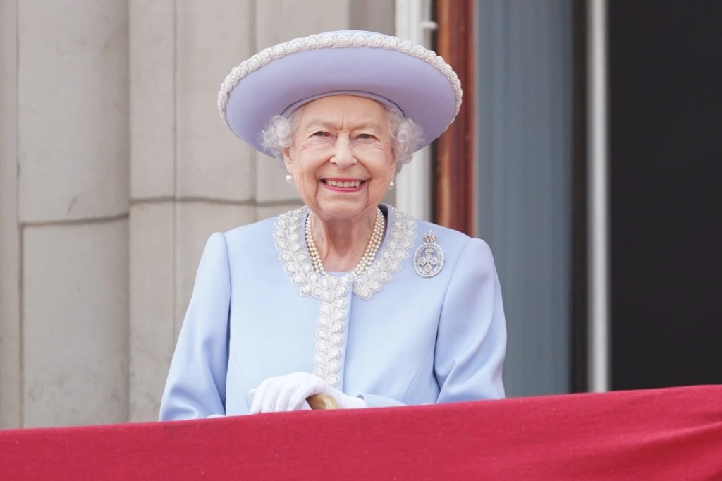 Queen Elizabeth II. sorgt mit ihrem Balkonauftritt zum Auftakt ihres 70-jährigen Thronjubiläums für Begeisterung., Herzogin Kate und Herzogin Camilla erscheinen in einer offenen Kutsche zum Thronjubiläum von Queen Elizabeth II.
