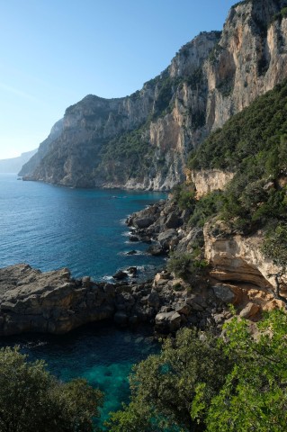 Die Steilküste im Osten Sardiniens zählt zu den wildesten Europas.