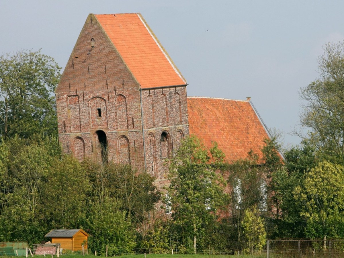 Im ostfriesischen Suurhusen steht eine Kirche mit einem schiefen Turm.