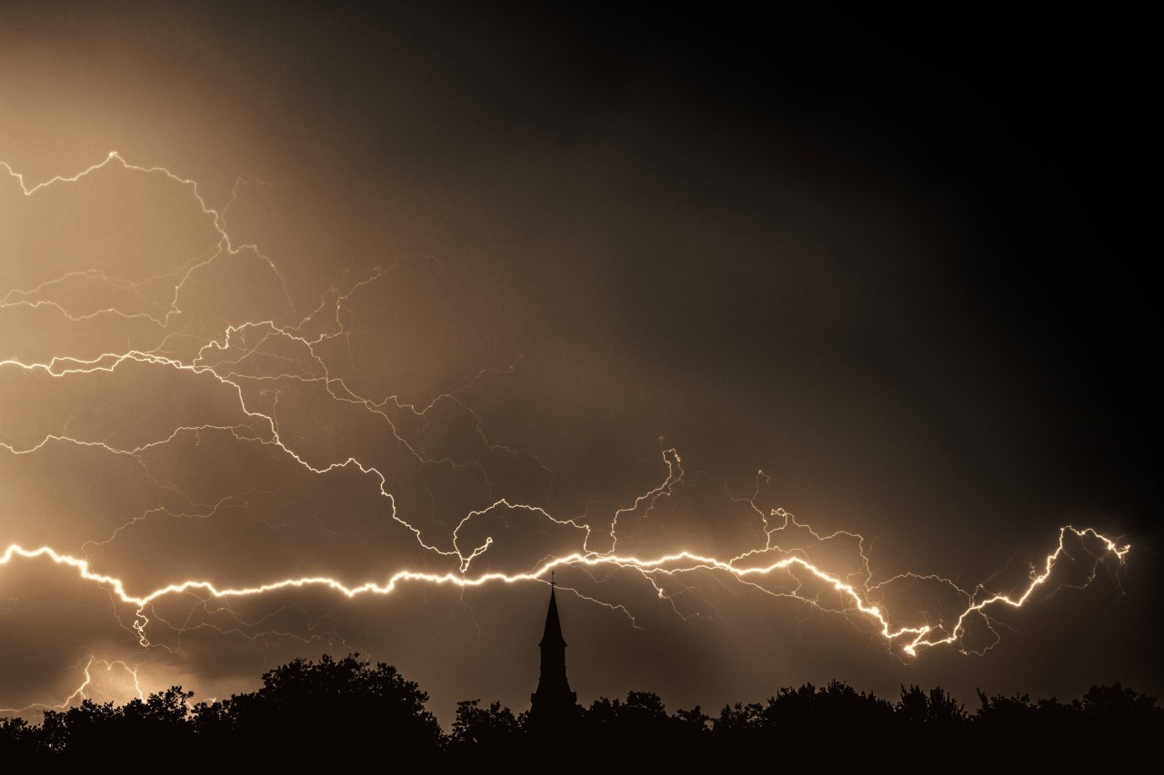 Wetter in NRW: Am Wochenende hat es ordentlich gekracht. (Symbolbild)