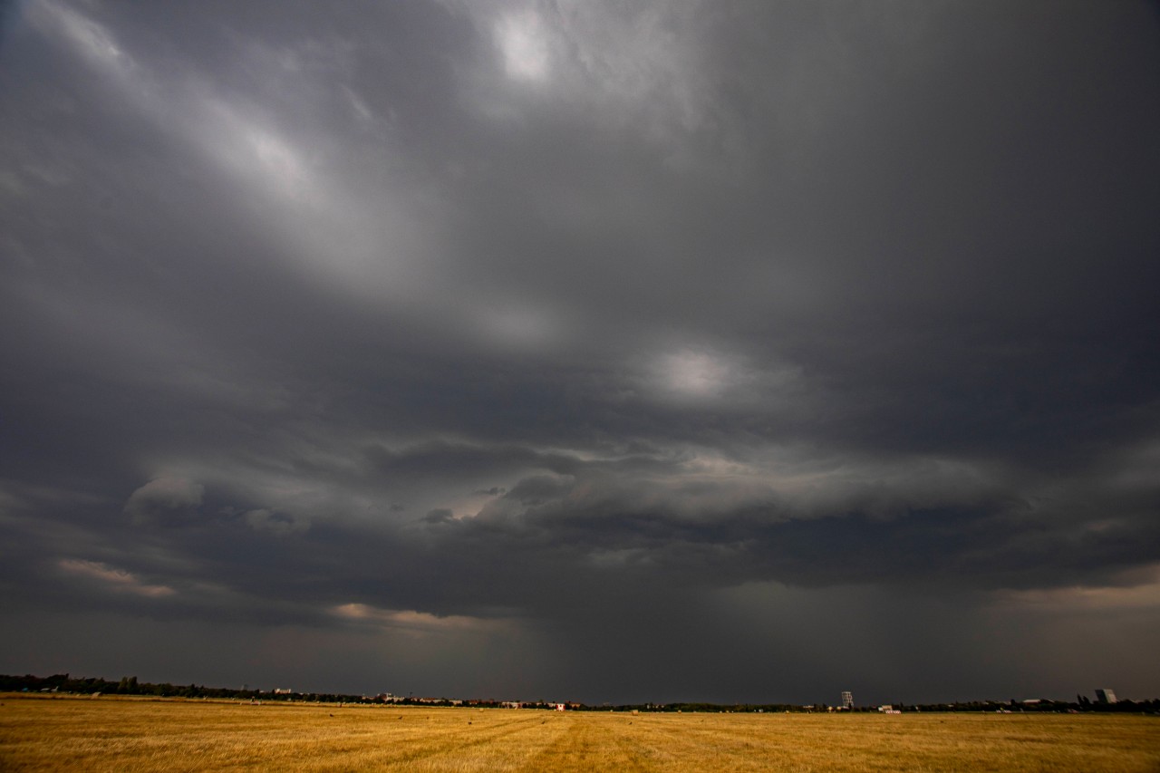 Das Wetter in NRW wird reichlich ungemütlich. (Symbolbild)