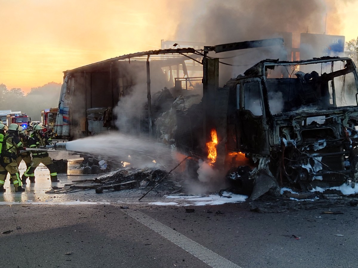 Auf der A1 brennt ein LKW lichterloh. FeuerwehrmÃ¤nner versuchen die Flammen zu lÃ¶schen.