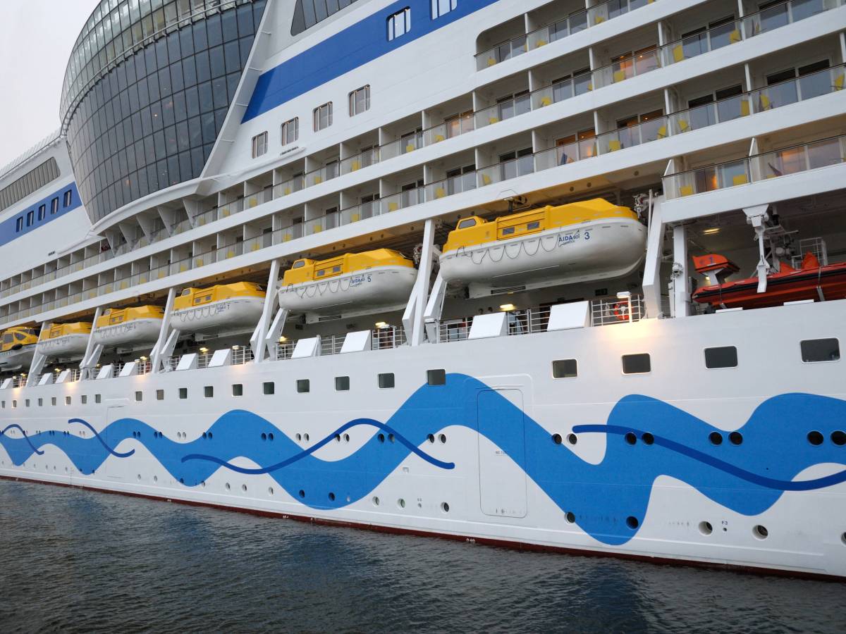 Ein Kreuzfahrtschiff von AIDA hat mehrere Rettungsboote geladen.