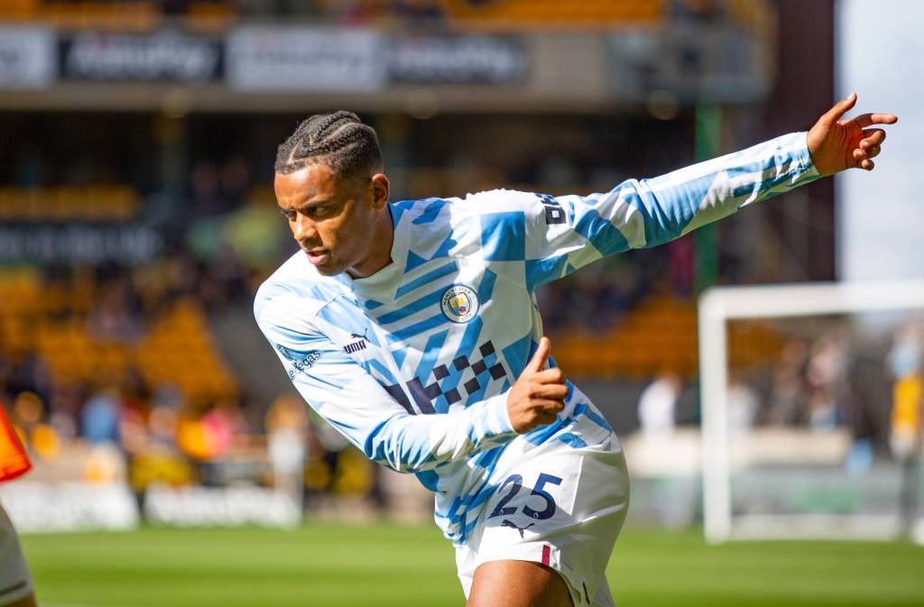 Manuel Akanji nach seinem Wechsel von Borussia Dortmund auf dem Rasen von Manchester City.