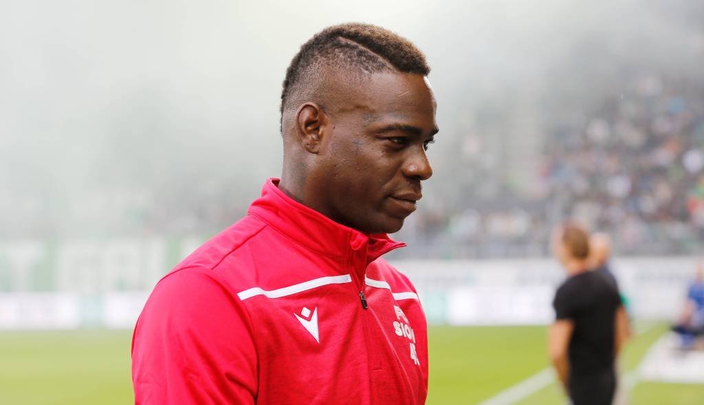 Mario Balotelli schaut im Trainingsshirt des FC Sion zu Boden.