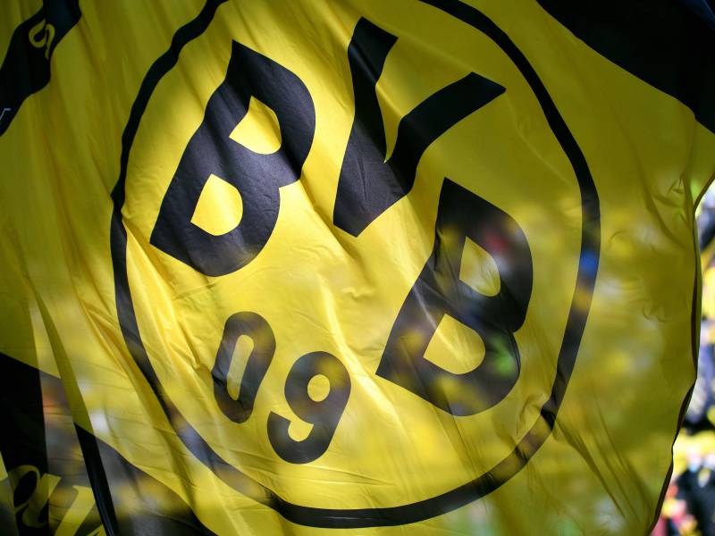 Eine BVB-Fahne weht im Wind.