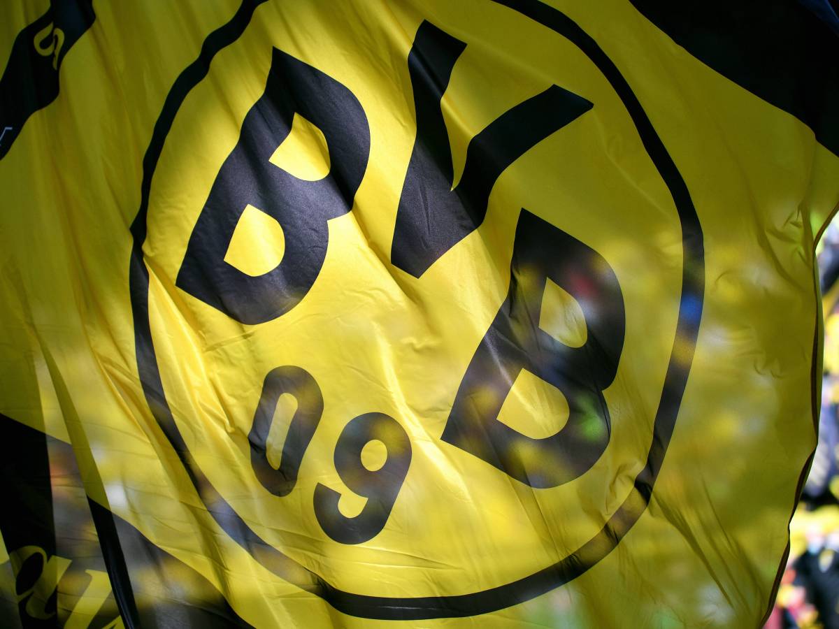 Eine BVB-Fahne weht im Wind.