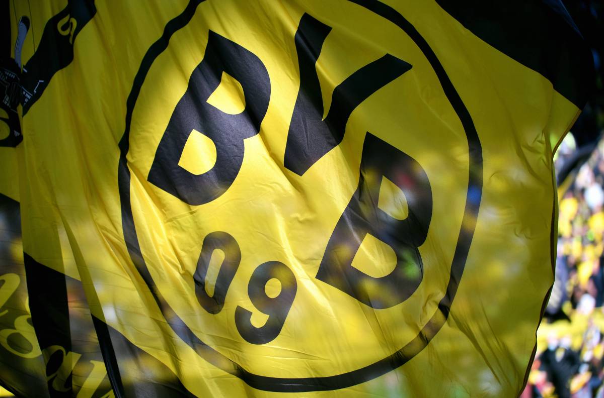 Eine BVB-Fahne weht im Wind.