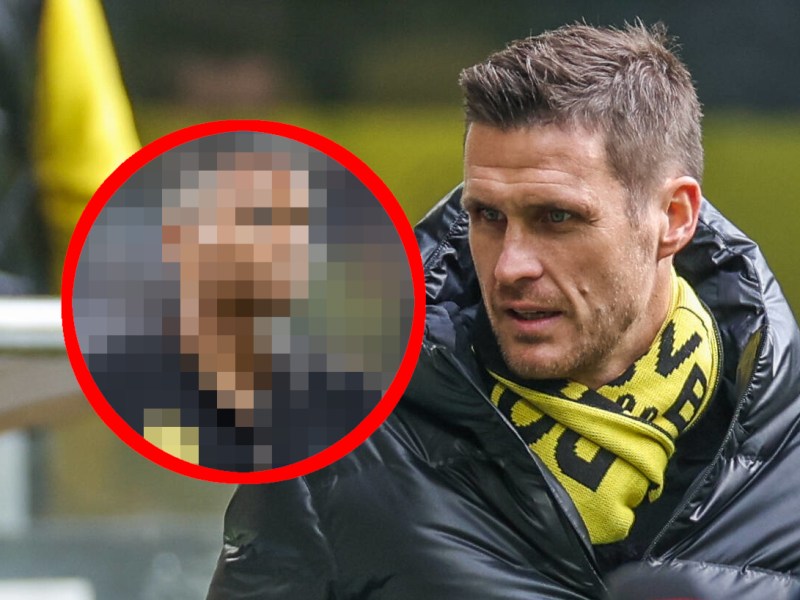 Borussia Dortmunds Sportdirektor Sebastian Kehl schaut sauer auf Manuel Akanji.