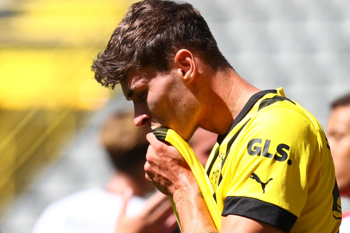 Moritz Broschinski von Borussia Dortmund II wischt sich den Mund am Trikot ab.