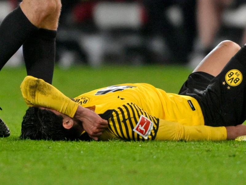 Mahmoud Dahoud bei Borussia Dortmund vor Schmerzen am Boden.