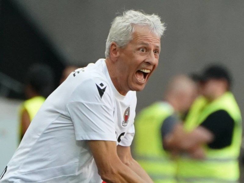 Lucien Favre, Ex-Trainer von Borussia Dortmund, brüllt seine Spieler an.