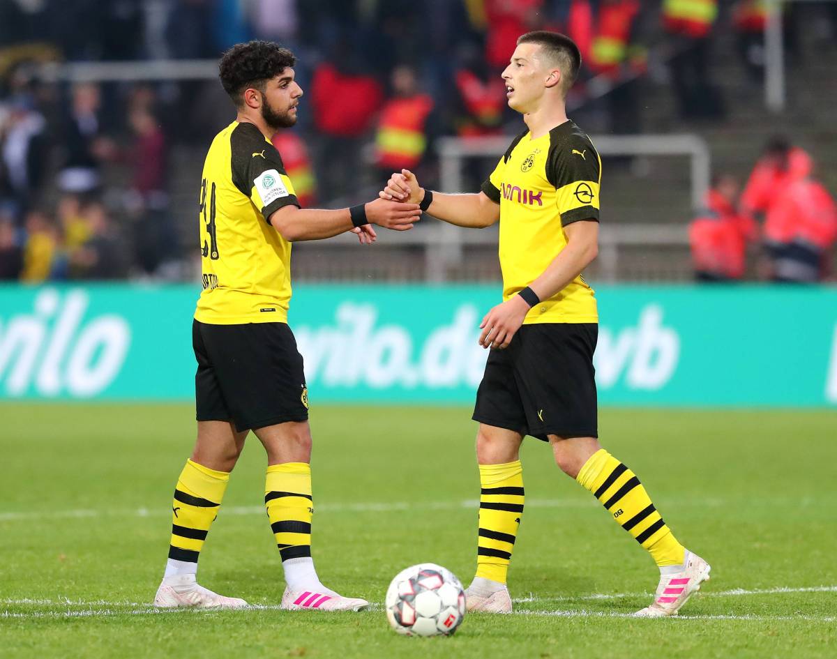 Die Talente von Borussia Dortmund, Reda Khadra und Tobias Raschl, schlagen ein.