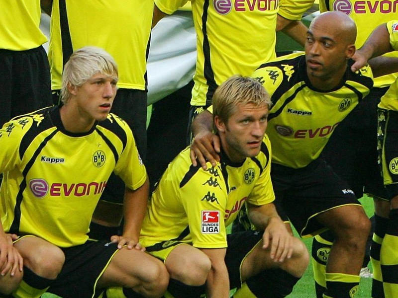Julian Koch in der Startelf von Borussia Dortmund neben den Legenden Kuba und Dede.