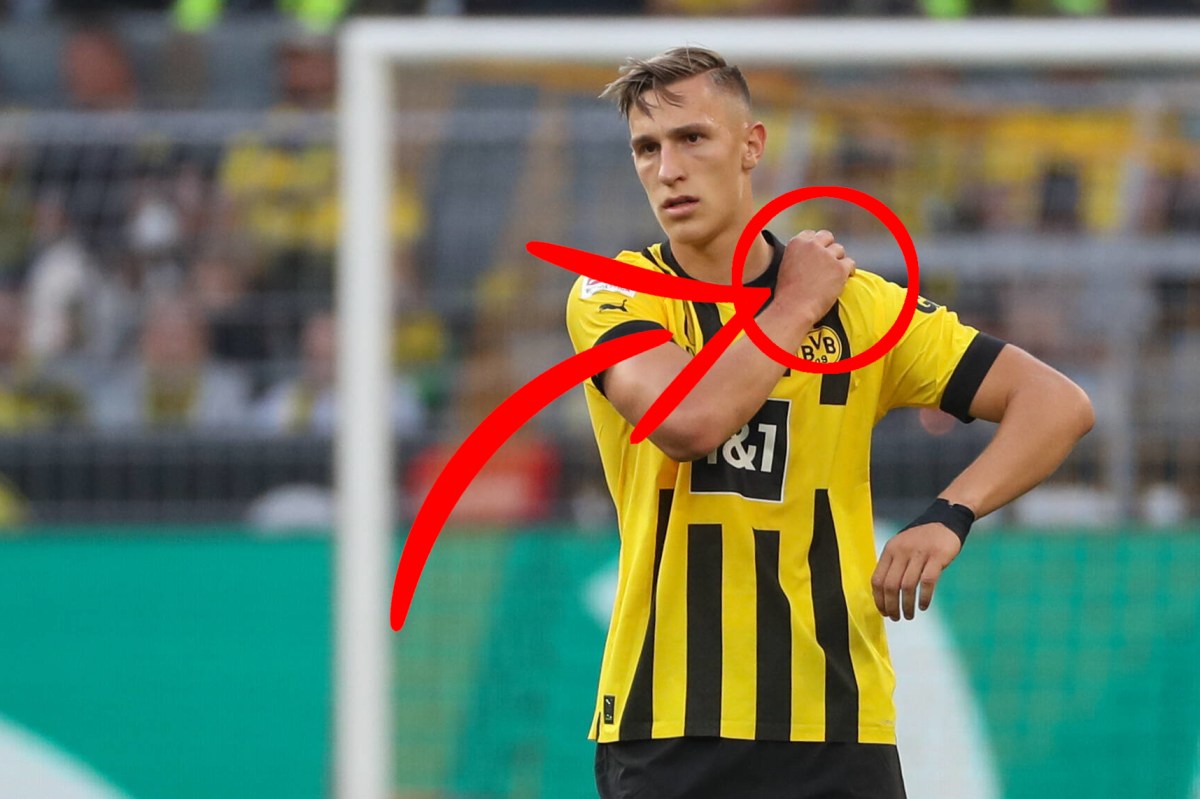 Bei Borussia Dortmund fasst sich Nico Schlotterbeck immer wieder an den Ärmel.