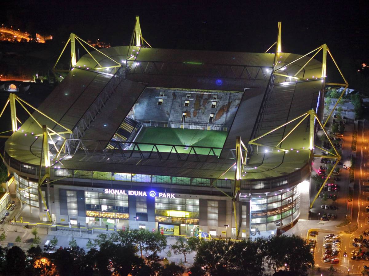 Das Stadion von Borussia Dortmund in der Nacht.