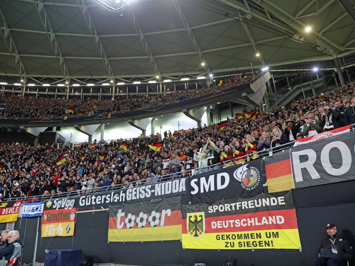 Die deutsche Fankurve bei Deutschland – Ungarn in Leipzig.