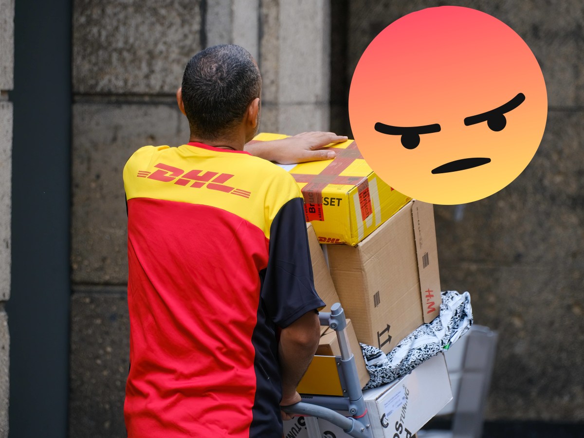 Ein Bote der DHL liefert Pakete aus.