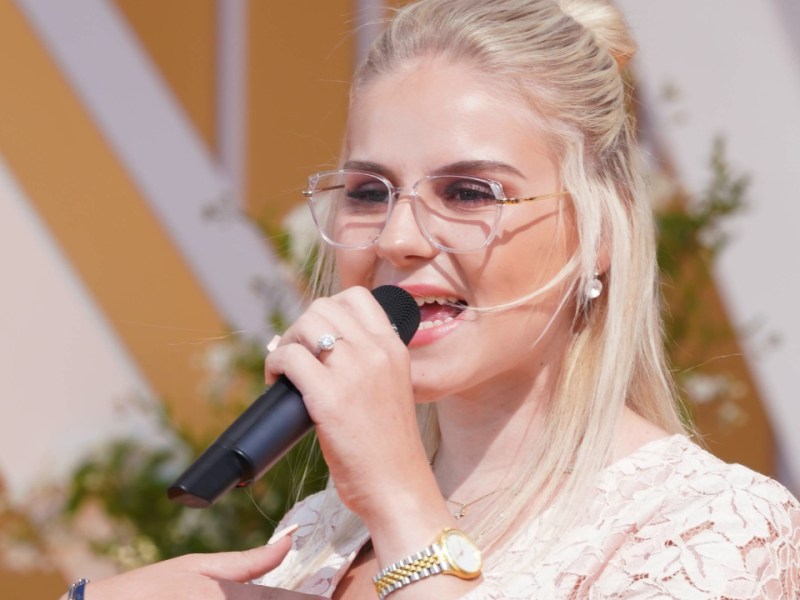 Estefania Wollny singt