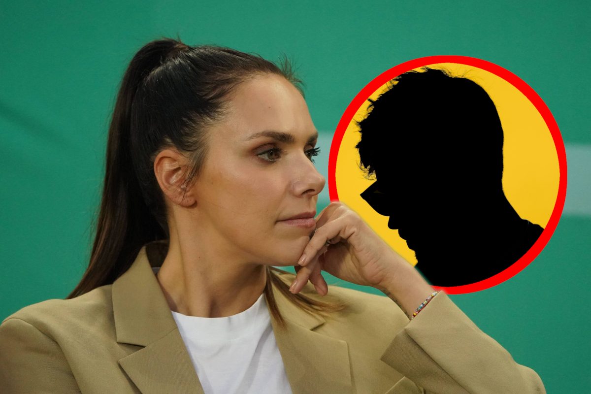 Esther Sedlaczek schaut verträumt auf die Silhouette eines Mannes.