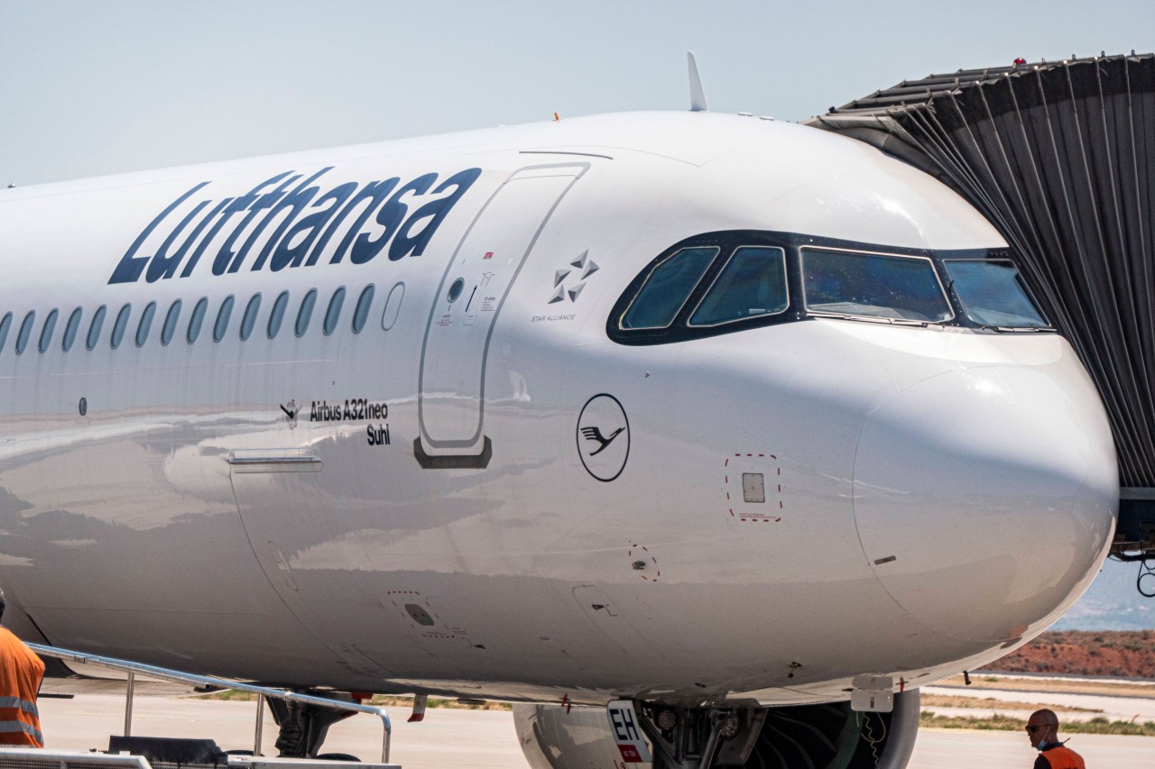 Flughafen Düsseldorf: Die Maschinen der Lufthansa werden am Freitag größtenteils am Boden bleiben. (Symbolbild)