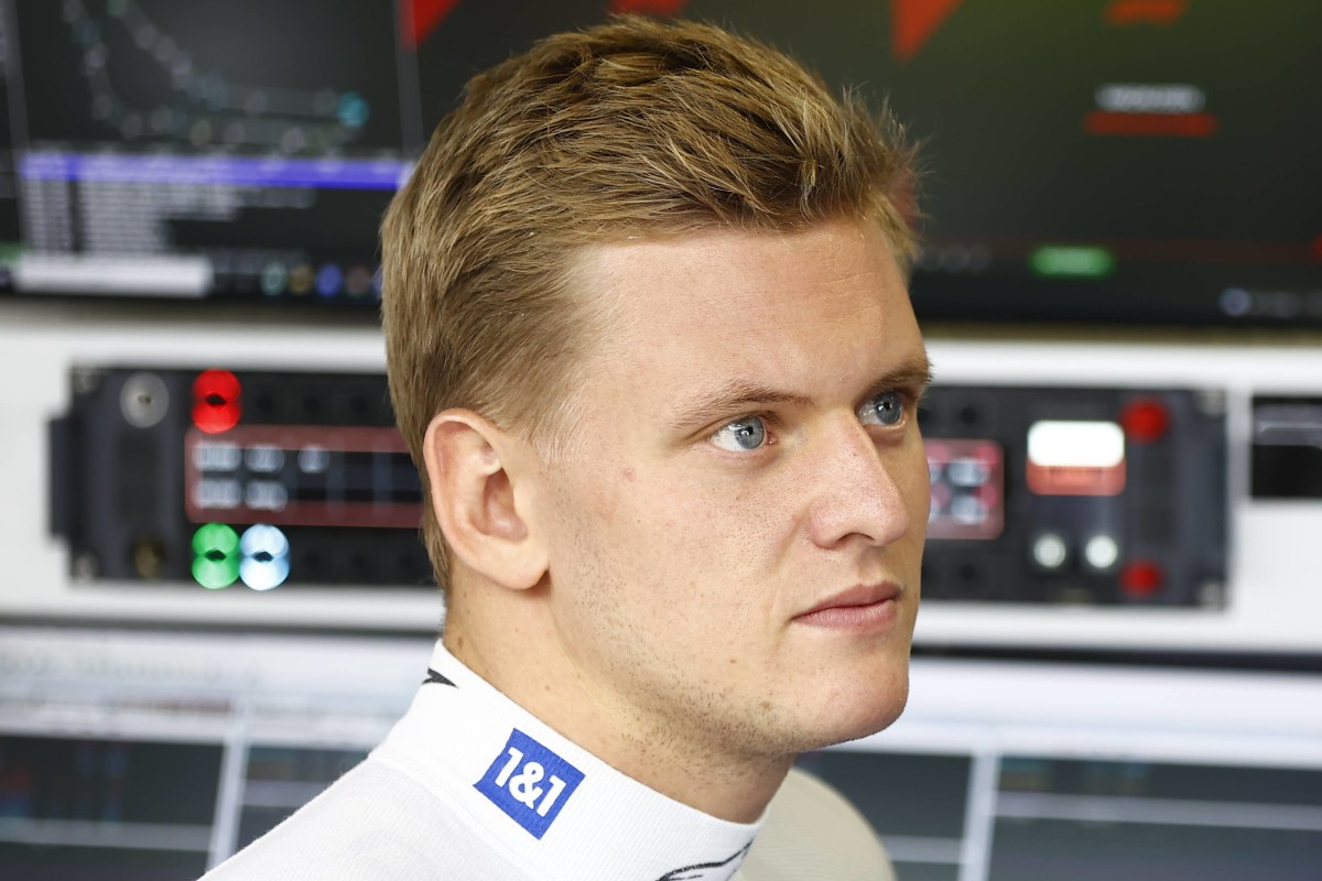 Mick Schumacher schaut in der Formel 1 auf einen Mechaniker.