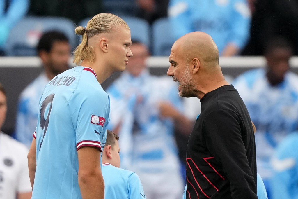 Erling Haaland und Pep Guardiola im Gespräch.