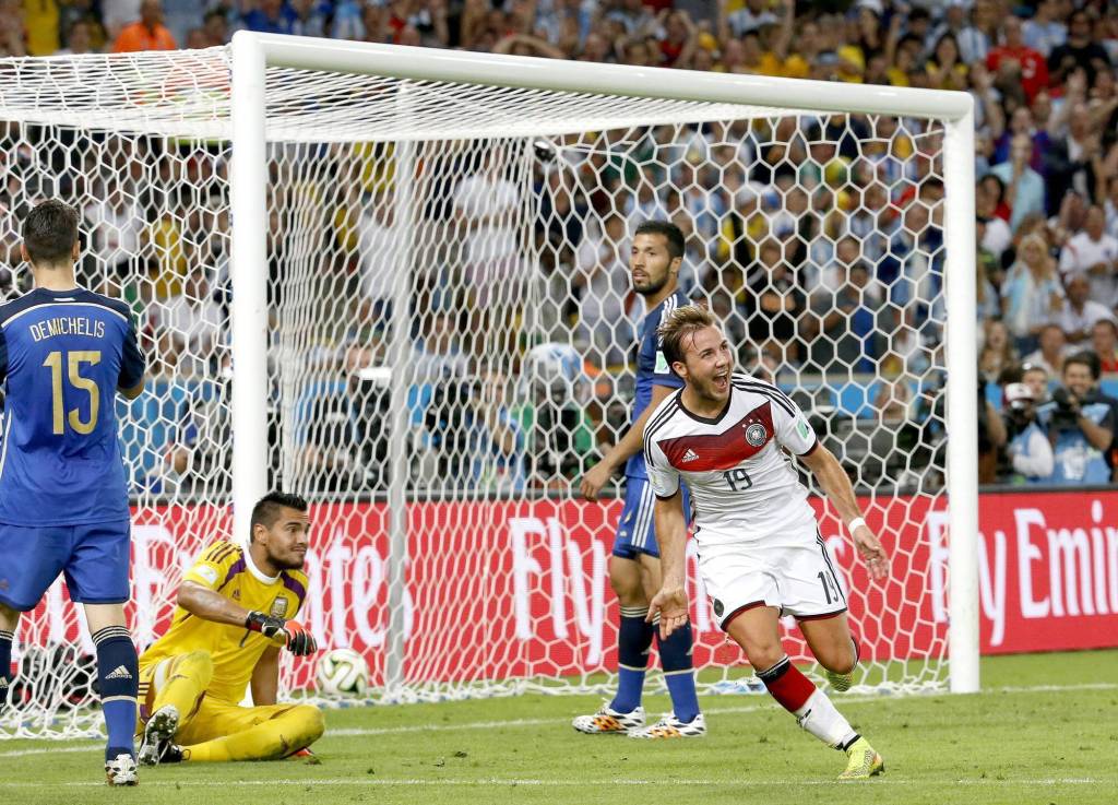 Mario Götze trifft bei der Weltmeisterschaft 2014 im Finale gegen Argentinien